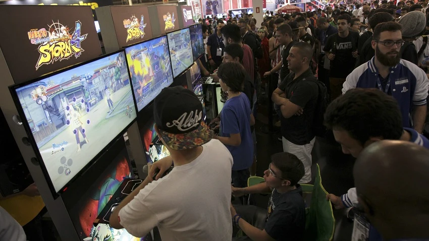 Jóvenes participan en una feria de juegos electrónicos. 