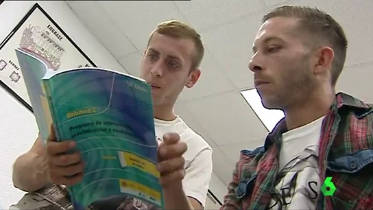 Dos alumnos en el curso de reincidentes de una autoescuela Dos alumnos en el curso de reincidentes de una autoescuela