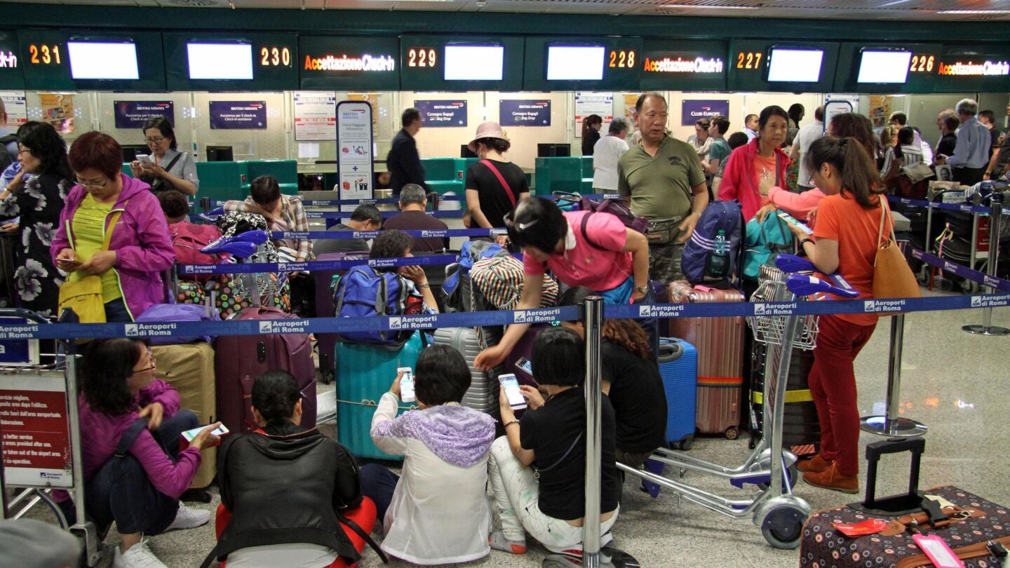 Pasajeros de British Airways haciendo cola tras la cancelaci&oacute;n de su vuelo en el aeropuerto de Gatwick