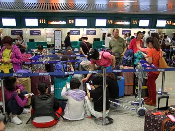 Pasajeros de British Airways haciendo cola tras la cancelación de su vuelo en el aeropuerto de Gatwick Pasajeros de British Airways haciendo cola tras la cancelación de su vuelo en el aeropuerto de Gatwick