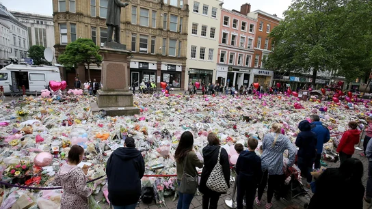 Un grupo de personas frente al memorial por las víctimas del atentado en Mánchester (Archivo) Un grupo de personas frente al memorial por las víctimas del atentado en Mánchester