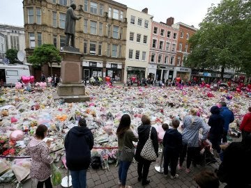 Un grupo de personas frente al memorial por las víctimas del atentado en Mánchester (Archivo) Un grupo de personas frente al memorial por las víctimas del atentado en Mánchester (Archivo)
