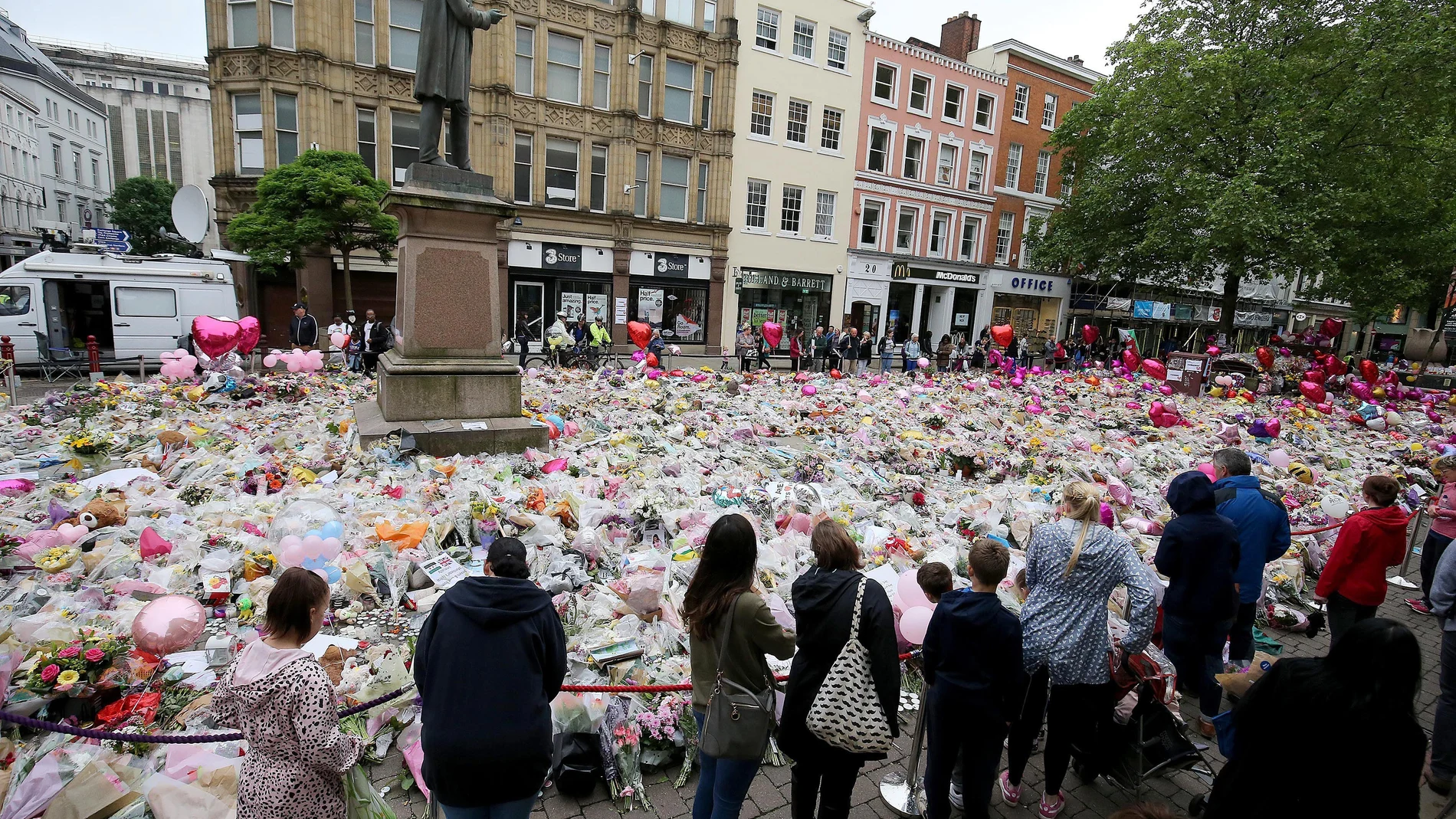 Un grupo de personas frente al memorial por las víctimas del atentado en Mánchester (Archivo)