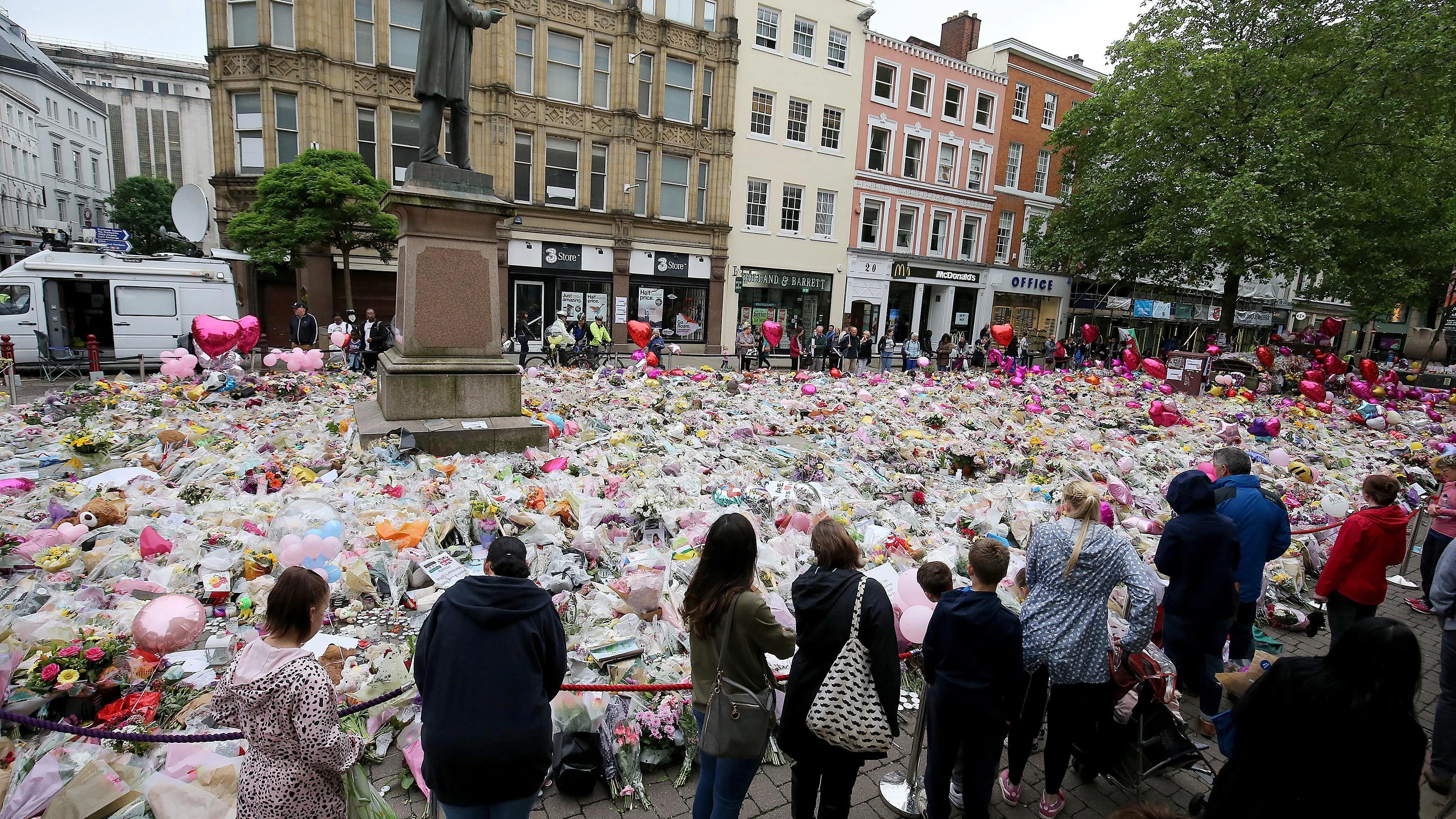 Un grupo de personas frente al memorial por las víctimas del atentado en Mánchester