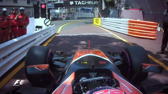 Button, antes de tomar la salida en el GP de Mónaco El piloto inglés, sustituto de Alonso en el GP de Mónaco, se llevó una sorpresa cuando por radio escuchó la voz de Alonso. "Cuida de mi coche", le dijo Alonso. Button no se cortó y bromeó con el asturiano: "Me voy a mear en tu asiento".