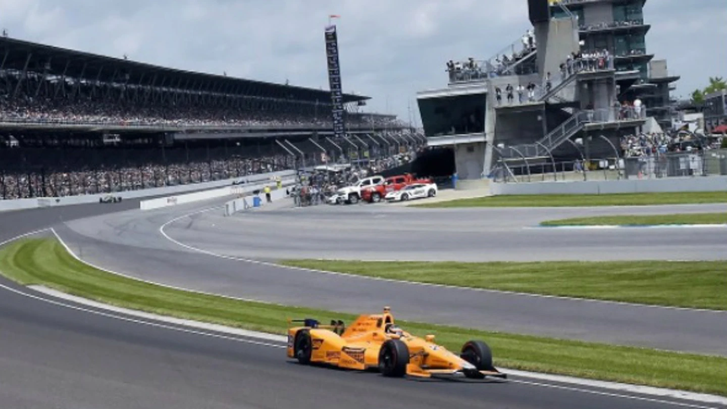 Alonso lidera las 500 Millas de Indianápolis Alonso lidera las 500 Millas de Indianápolis