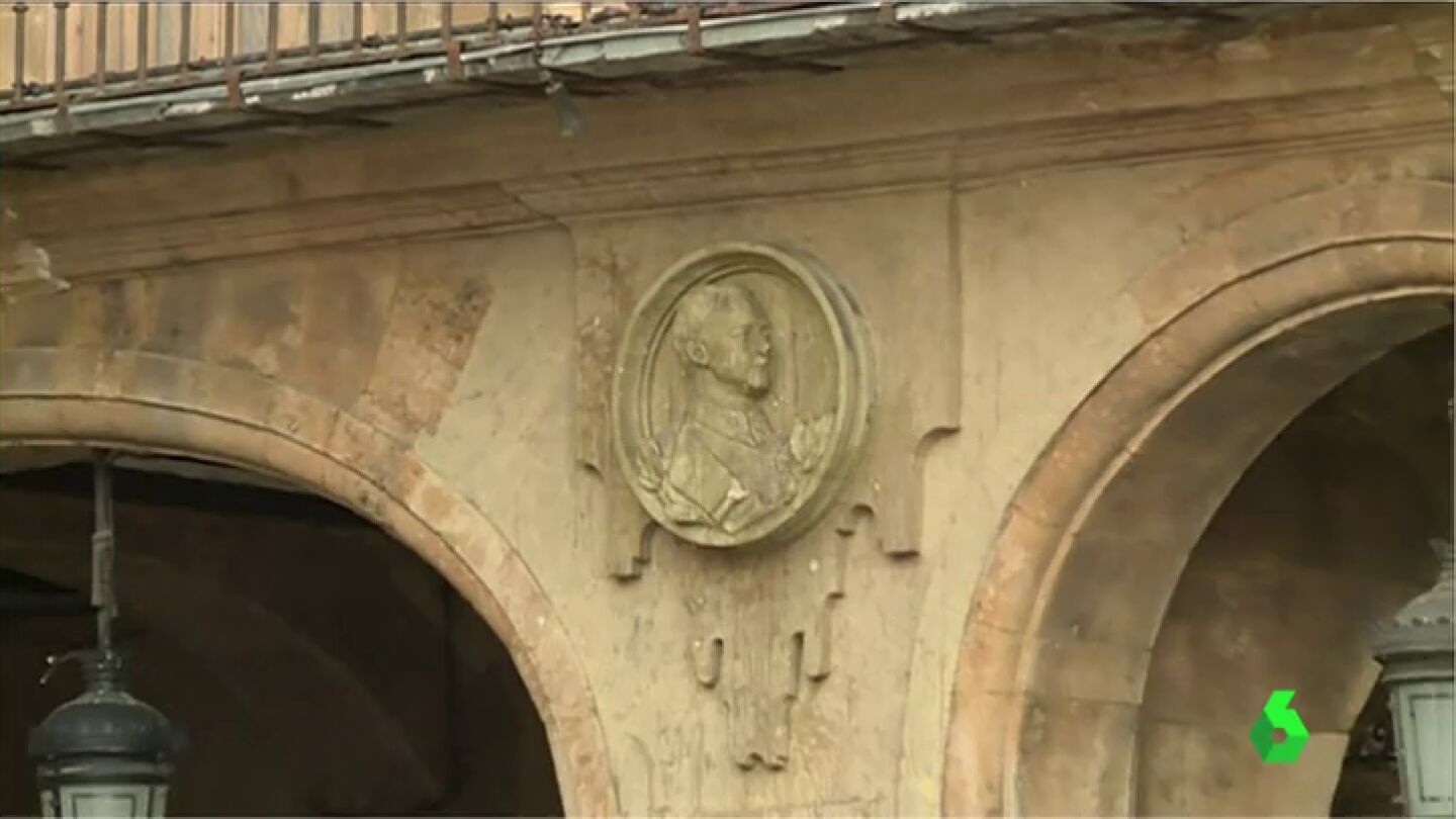 Imagen del pol&eacute;mico medall&oacute;n de Franco en la Plaza Mayor de Salamanca