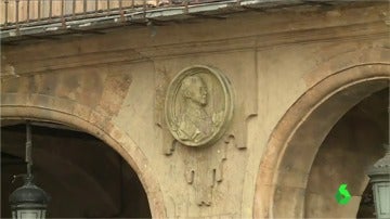 Imagen del polémico medallón de Franco en la Plaza Mayor de Salamanca
