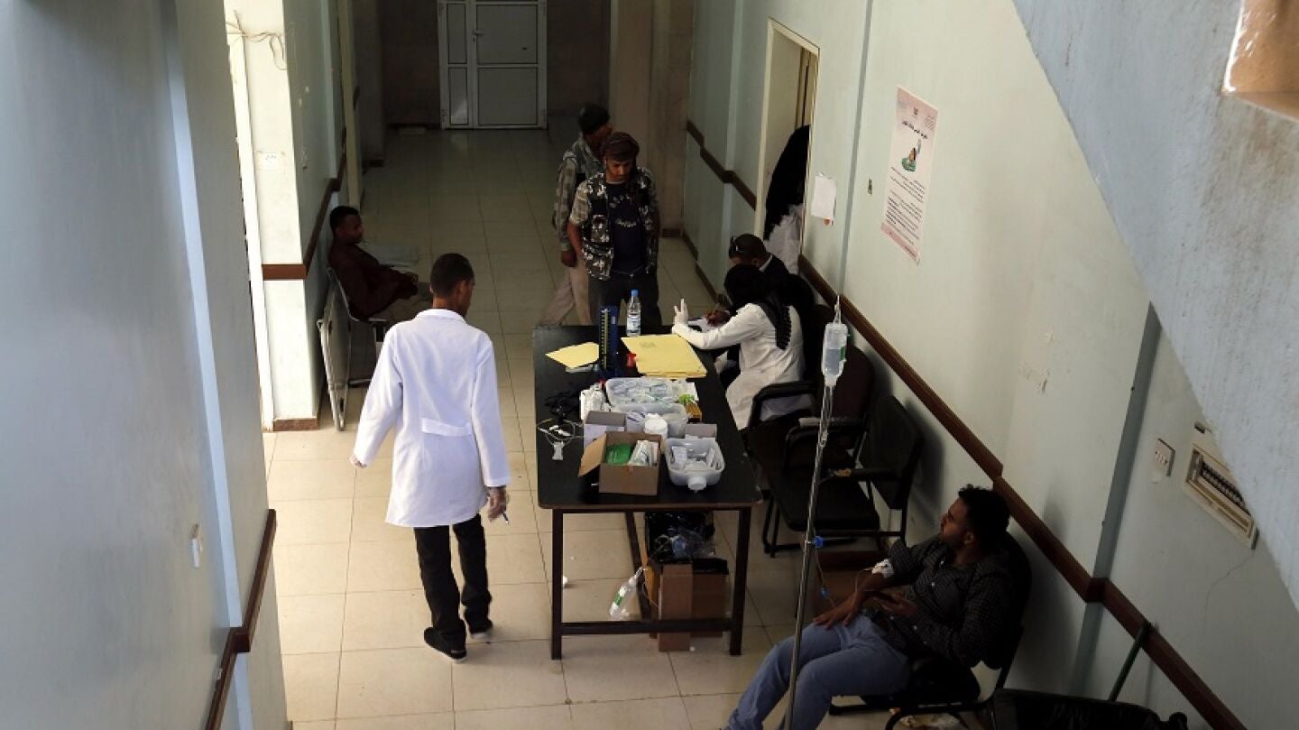 M&eacute;dicos atienden a enfermos de c&oacute;lera en un hospital en San&aacute;, Yemen