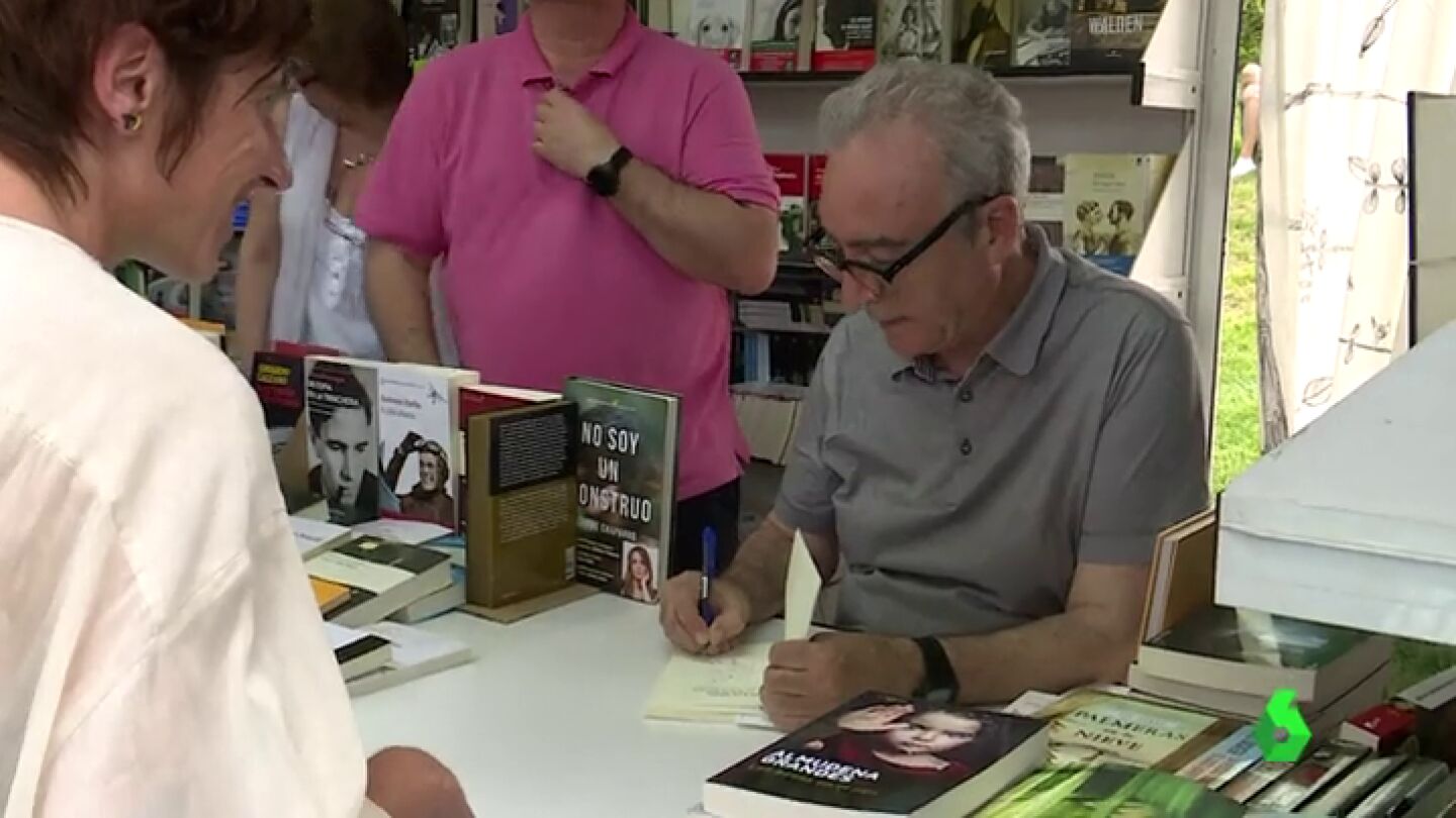 Juan Jos&eacute; Mill&aacute;s firmando su libro en el Parque del Retiro