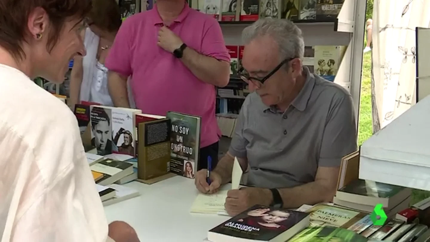 Juan José Millás firmando su libro en el Parque del Retiro Juan José Millás firmando su libro en el Parque del Retiro