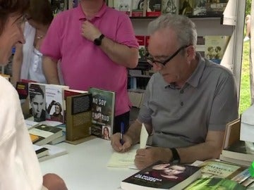 Juan José Millás firmando su libro en el Parque del Retiro Juan José Millás firmando su libro en el Parque del Retiro