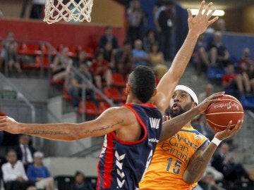 Royce O'Neale entra a canasta ante la oposición del alero húngaro del Baskonia Adam Hanga Royce O'Neale entra a canasta ante la oposición del alero húngaro del Baskonia Adam Hanga