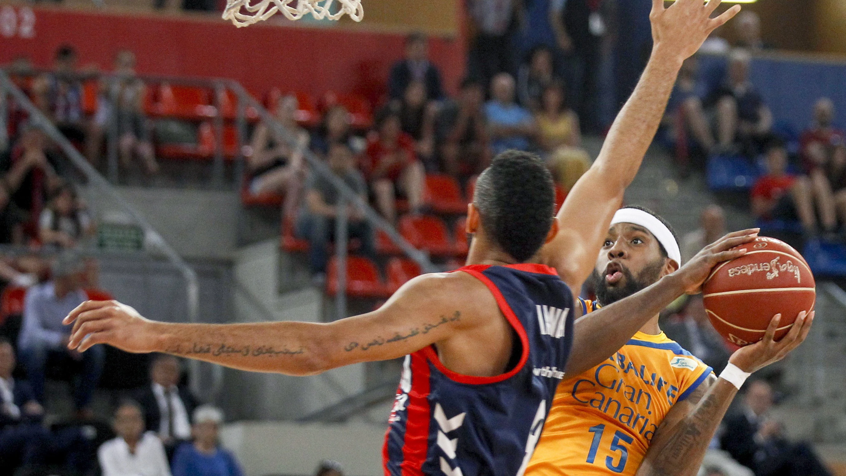 Royce O'Neale entra a canasta ante la oposición del alero húngaro del Baskonia Adam Hanga Royce O'Neale entra a canasta ante la oposición del alero húngaro del Baskonia Adam Hanga