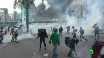 Gases lacrimógenos y cañones de agua en la manifestación de Caracas