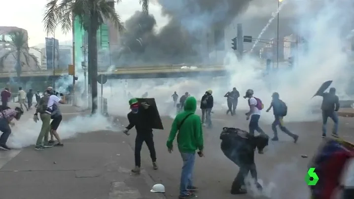 Gases lacrimógenos y cañones de agua en la manifestación de Caracas