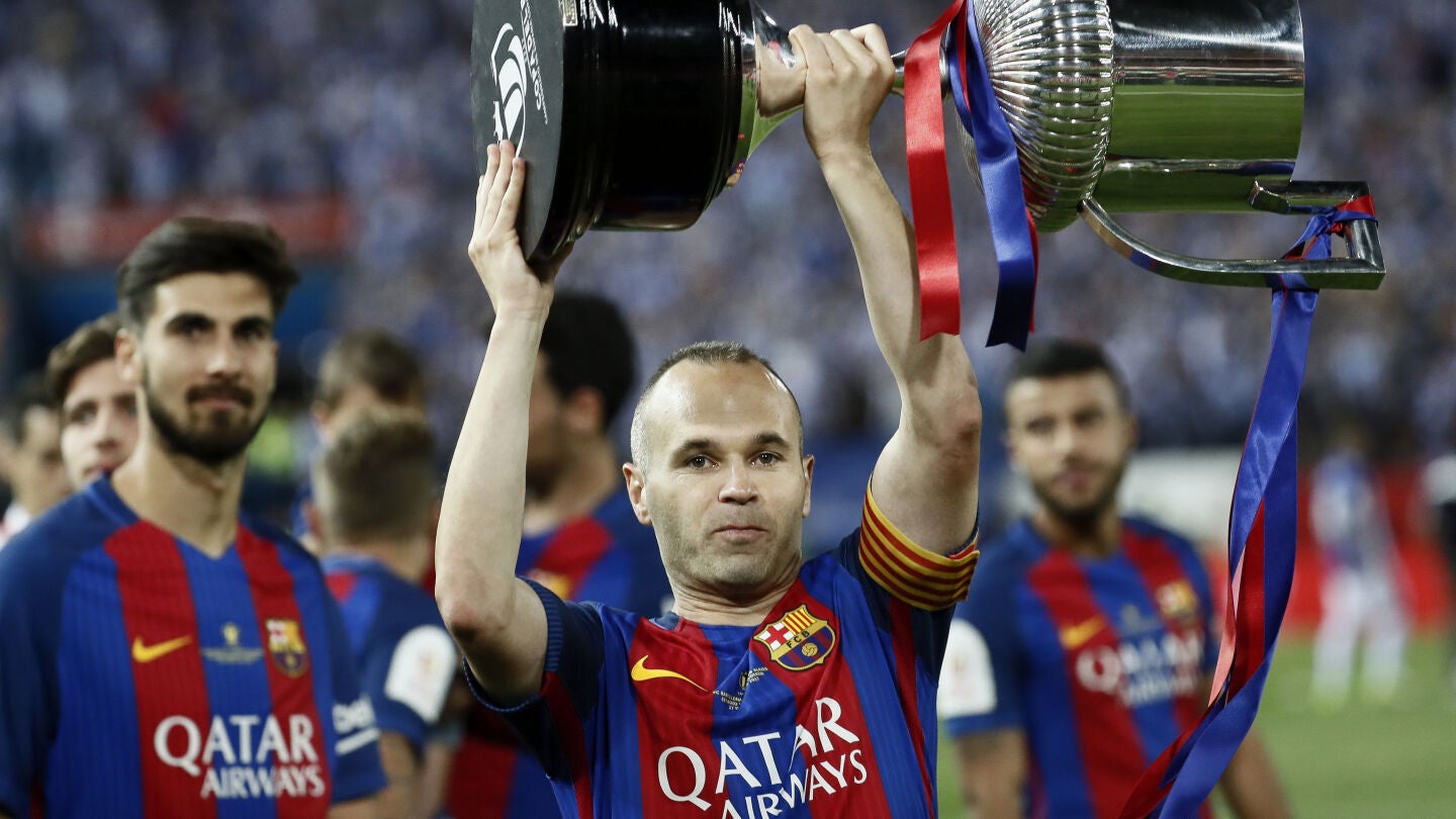 Iniesta levanta la Copa del Rey en el Vicente Calder&oacute;n