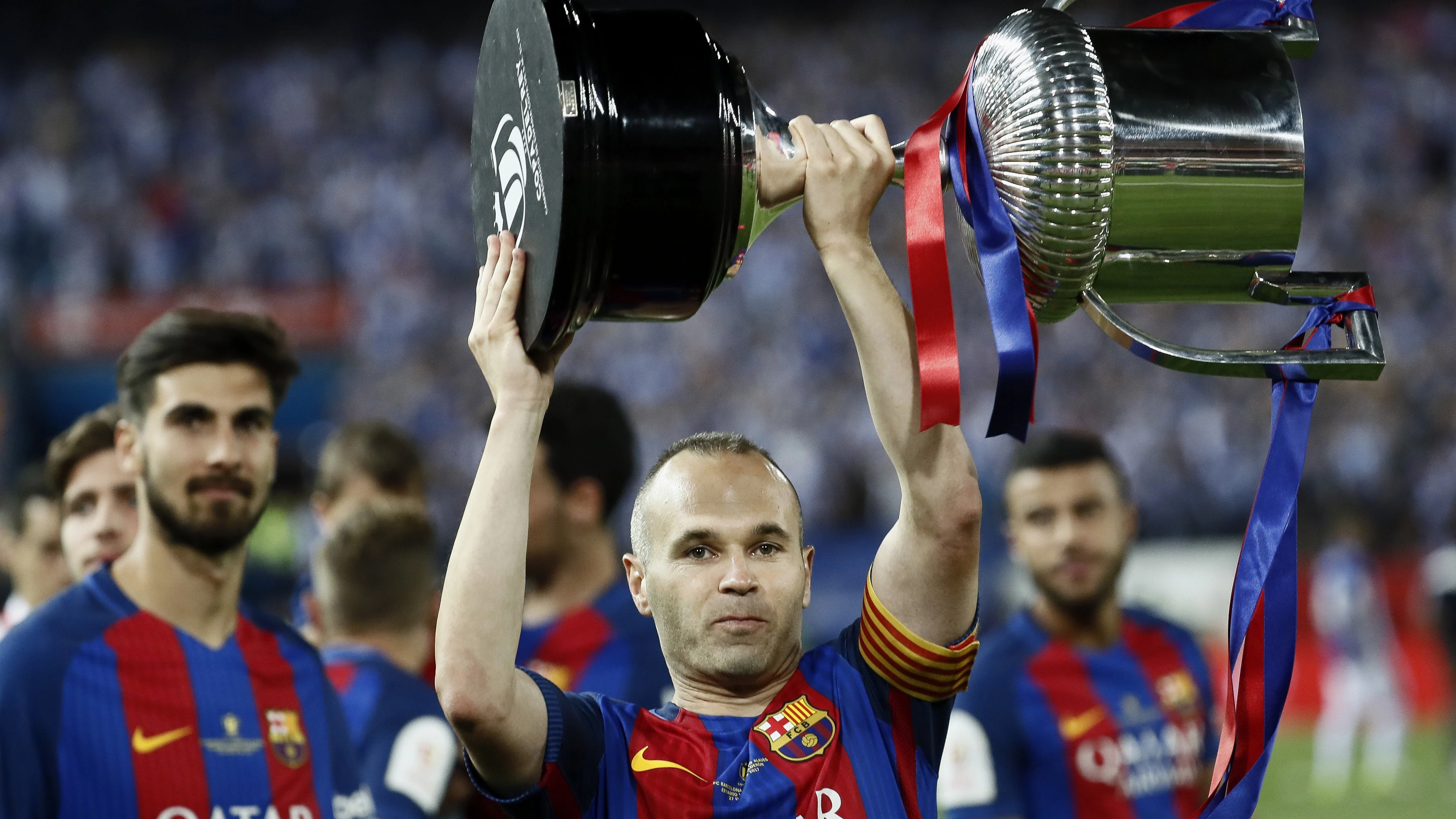 Iniesta levanta la Copa del Rey en el Vicente Calderón