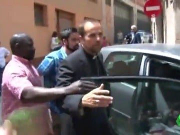 El obispo de Solsona sale escoltado de su iglesia El obispo de Solsona sale escoltado de su iglesia