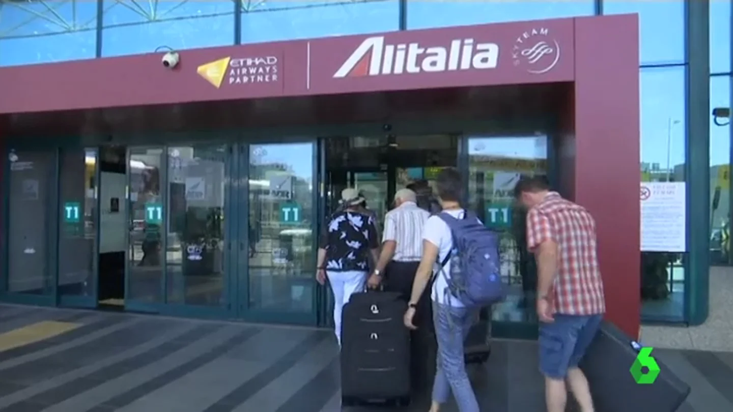 La compañía aérea Alitalia cancela 200 vuelos por huelga de su personal La compañía aérea Alitalia cancela 200 vuelos por huelga de su personal