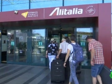La compañía aérea Alitalia cancela 200 vuelos por huelga de su personal La compañía aérea Alitalia cancela 200 vuelos por huelga de su personal