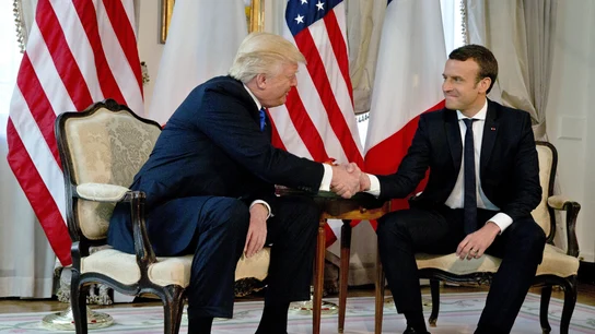 Donald Trump y Emmanuel Macron El presidente estadounidense, Donald Trump, estrecha la mano del presidente francés, Emmanuel Macron, durante su reunión en el marco de la cumbre de líderes de países de la OTAN