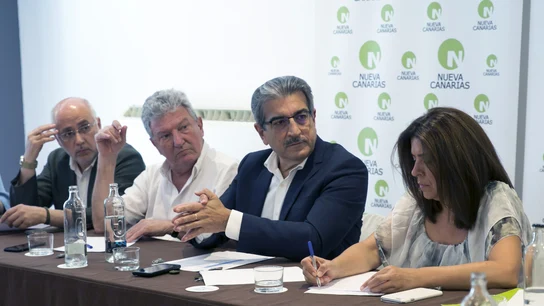 El presidente de Nueva Canarias (NC), Román Rodríguez (2-d), junto a Antonio Morales, Pedro Quevedo y Carmen Hernández (i-d), durante la Ejecutiva Nacional El presidente de Nueva Canarias (NC), Román Rodríguez (2-d), junto a Antonio Morales, Pedro Quevedo y Carmen Hernández (i-d), durante la Ejecutiva Nacional