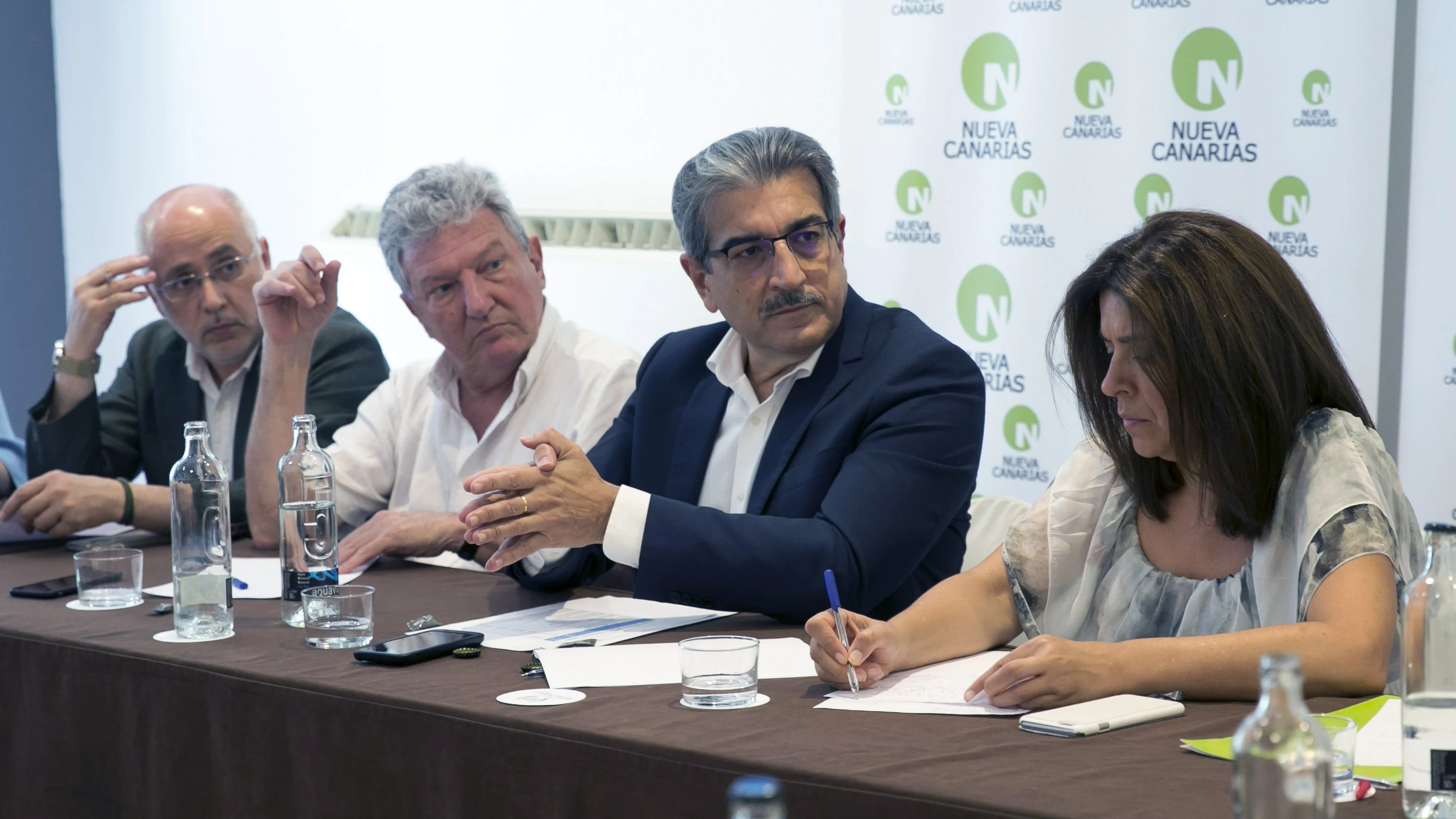 El presidente de Nueva Canarias (NC), Román Rodríguez (2-d), junto a Antonio Morales, Pedro Quevedo y Carmen Hernández (i-d), durante la Ejecutiva Nacional