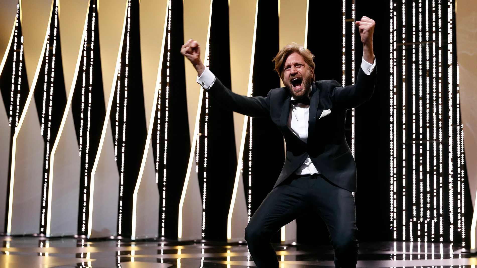 El director sueco Ruben Östlund reacciona tras ganar la Palma de Oro en Cannes