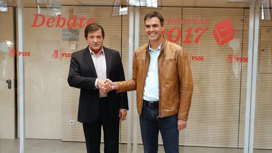 Pedro Sánchez saluda al presidente de la Comisión Gestora, Javier Fernández Pedro Sánchez saluda al presidente de la Comisión Gestora, Javier Fernández