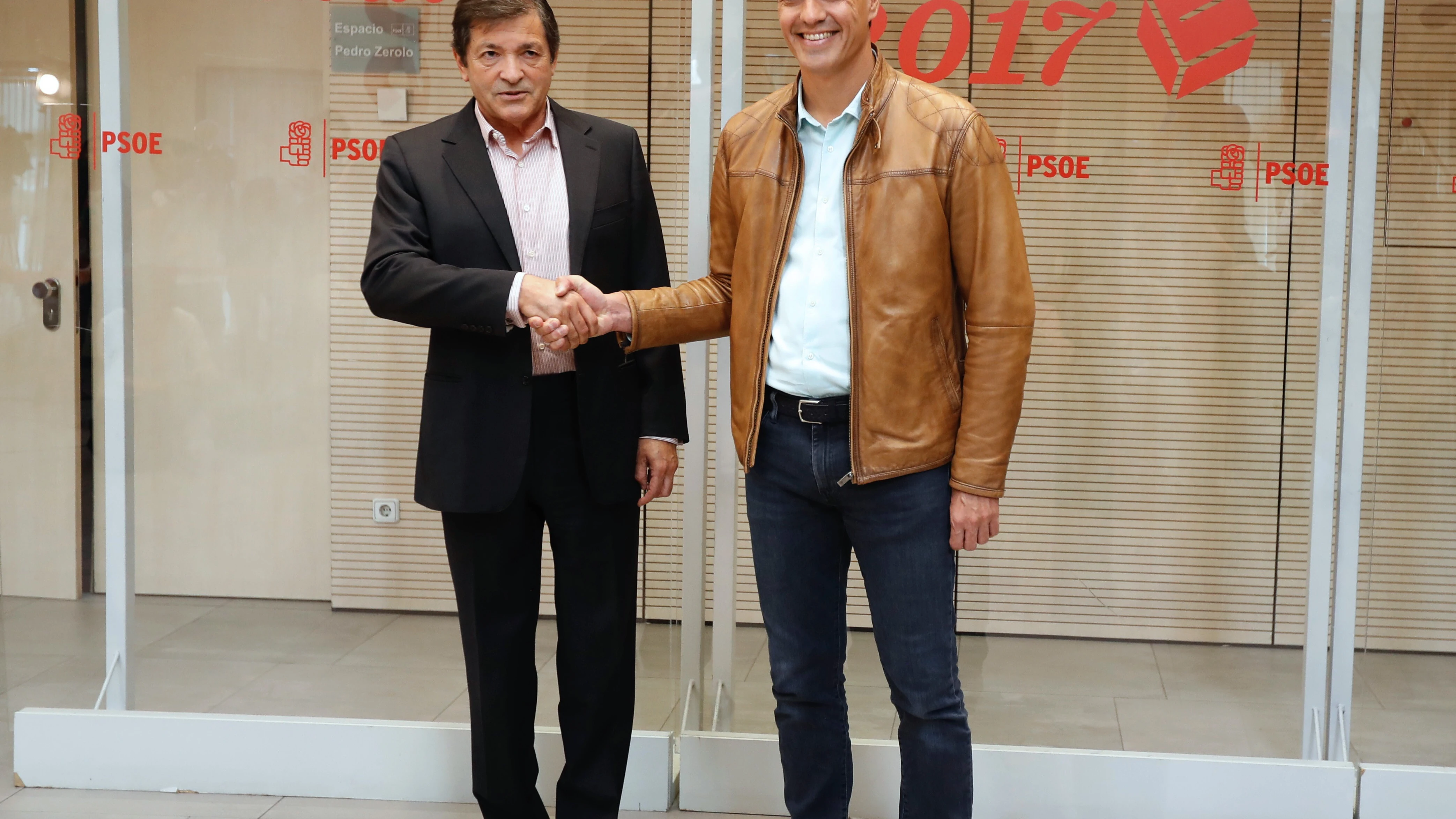 Pedro Sánchez saluda al presidente de la Comisión Gestora, Javier Fernández
