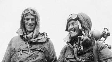 Edmund Hillary y Tenzing Norgay, primeros escaladores en coronar el Everest