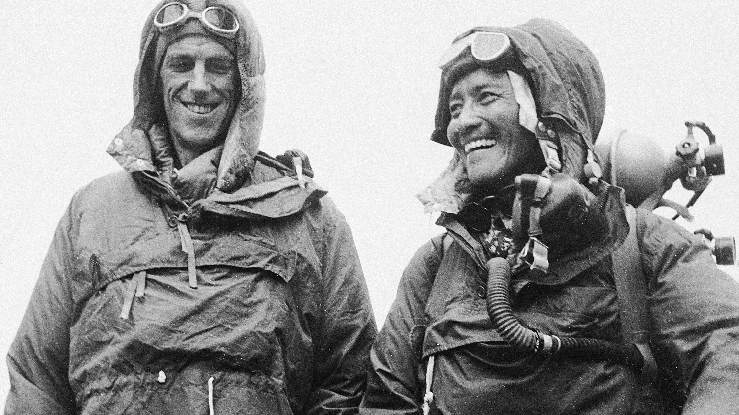 Edmund Hillary y Tenzing Norgay, primeros escaladores en coronar el Everest