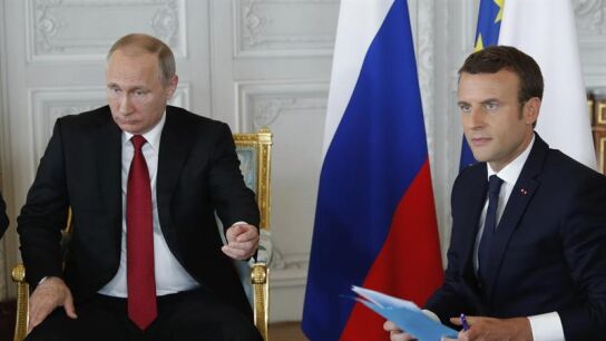 Emmanuel Macron y Vlad&iacute;mir Putin