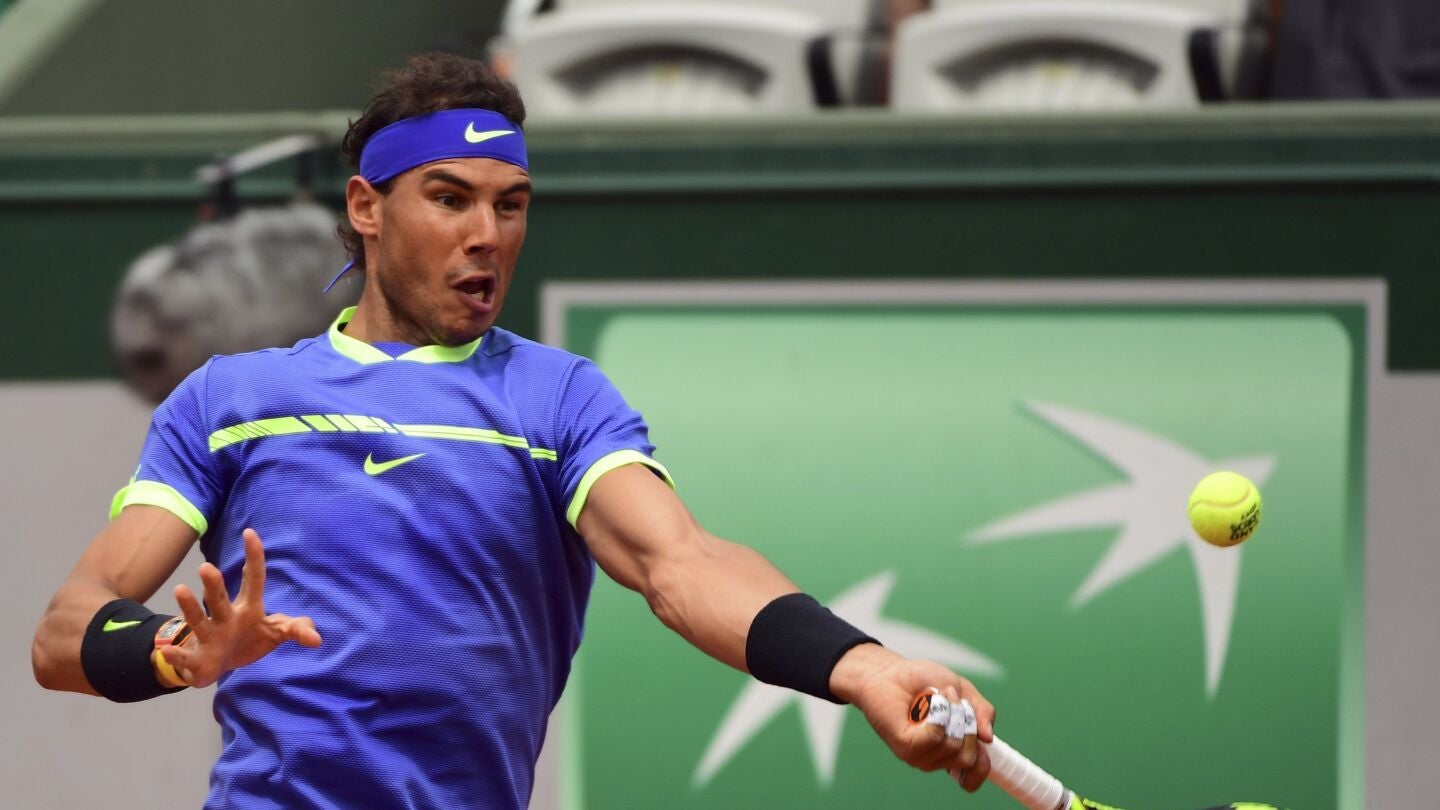 Rafa Nadal devuelve la bola en un partido