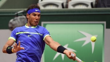 Rafa Nadal devuelve la bola en un partido