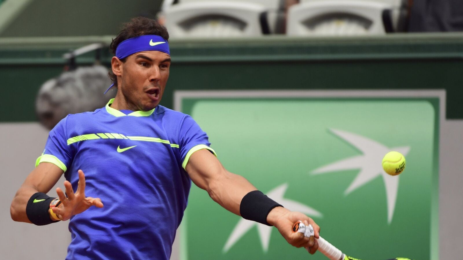 Rafa Nadal devuelve la bola en un partido