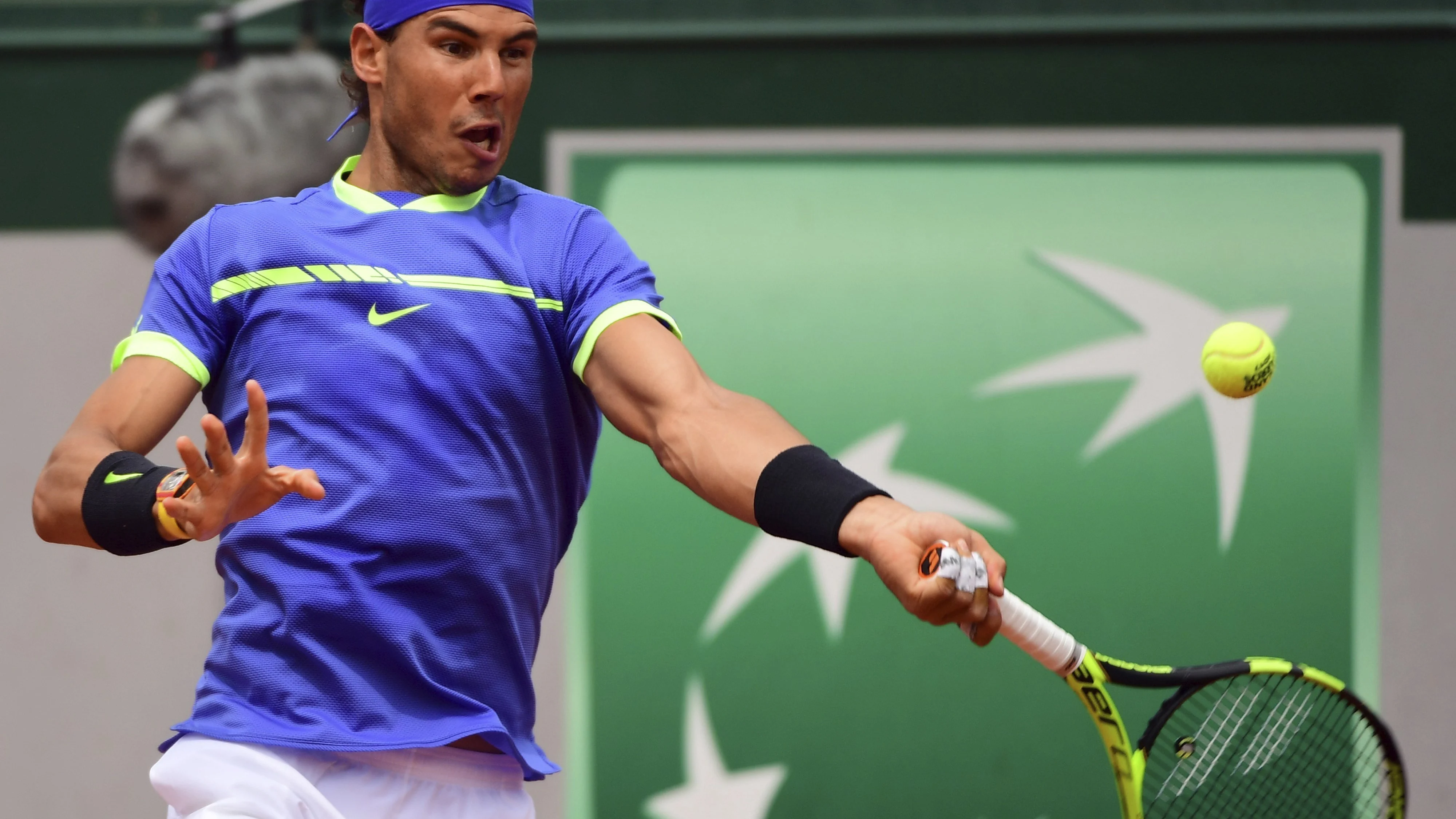 Rafa Nadal devuelve la bola en un partido Rafa Nadal devuelve la bola en un partido
