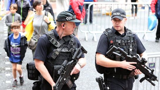 Agentes brit&aacute;nicos patrullan las calles de M&aacute;nchester