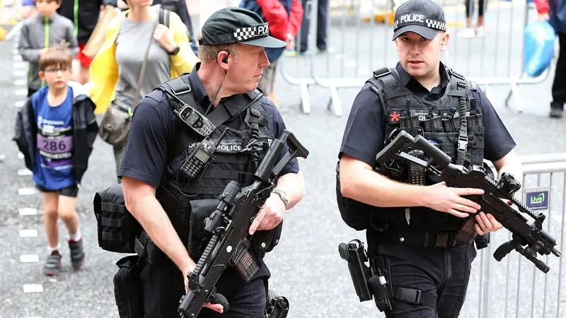 Agentes británicos patrullan las calles de Mánchester