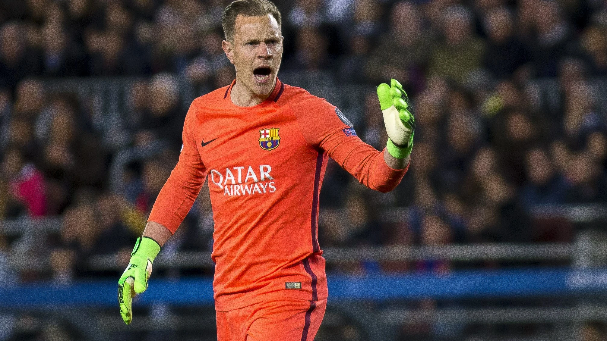 Ter Stegen protesta una acción durante un partido con el Barça