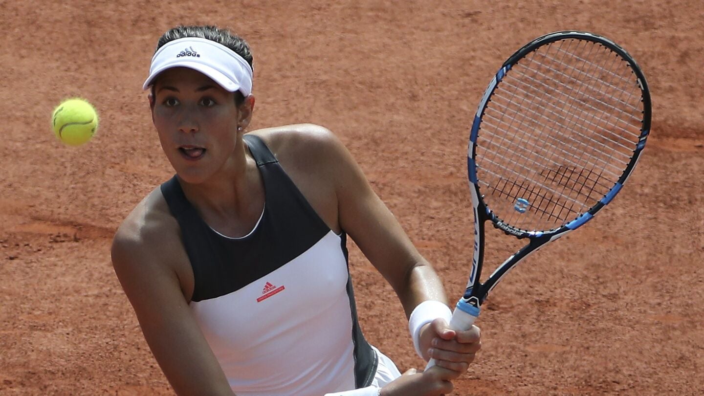 Garbi&ntilde;e Muguruza espera la bola en un partido