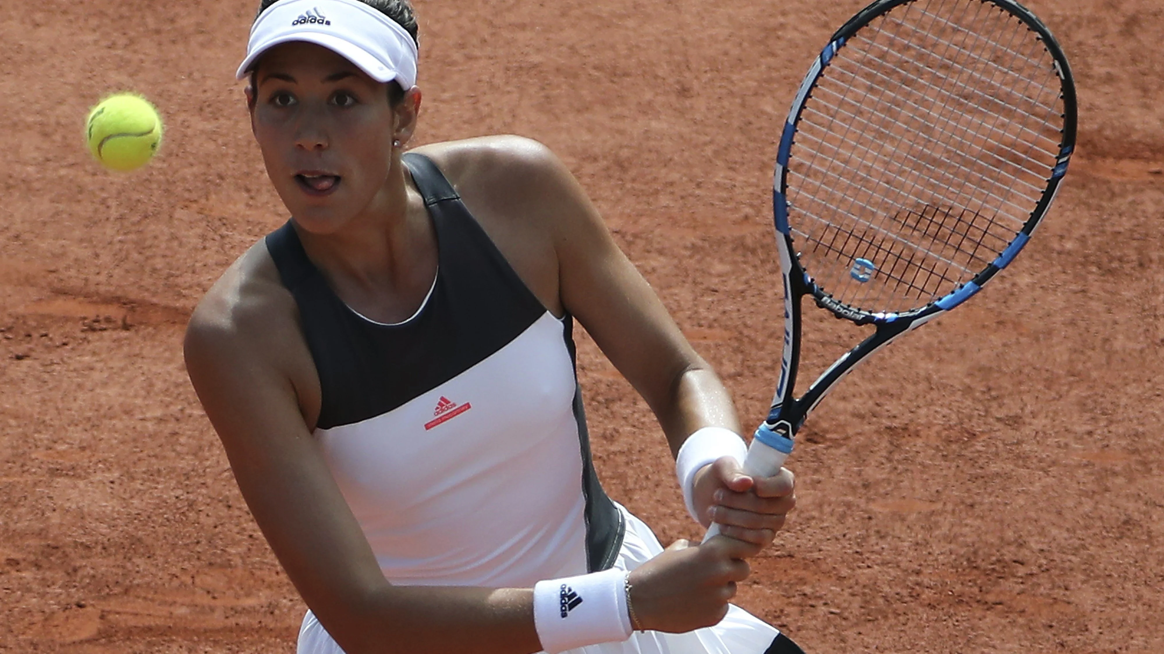 Garbiñe Muguruza espera la bola en un partido