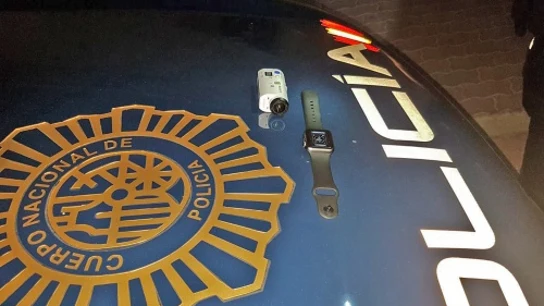 Una cámara y un reloj, los objetos que la Policía intervino al detenido Una cámara y un reloj, los objetos que la Policía intervino al detenido