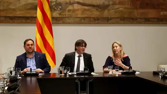 El presidente catalán, Carles Puigdemont (c), junto al vicepresidente del Govern, Oriol Junqueras (i) y la consellera de la Presidencia, Neus Munté El presidente catalán, Carles Puigdemont (c), junto al vicepresidente del Govern, Oriol Junqueras (i) y la consellera de la Presidencia, Neus Munté