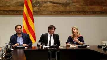 El presidente catalán, Carles Puigdemont (c), junto al vicepresidente del Govern, Oriol Junqueras (i) y la consellera de la Presidencia, Neus Munté