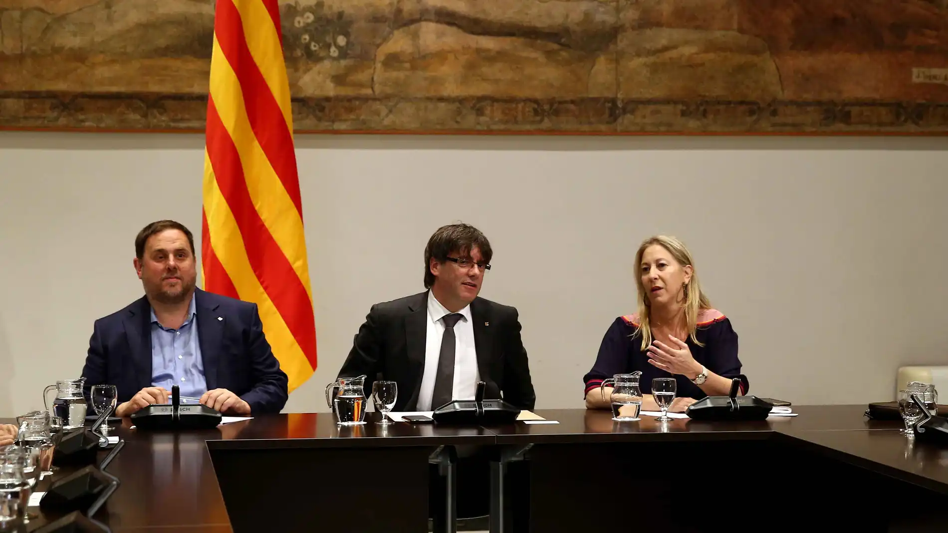 El presidente catalán, Carles Puigdemont (c), junto al vicepresidente del Govern, Oriol Junqueras (i) y la consellera de la Presidencia, Neus Munté