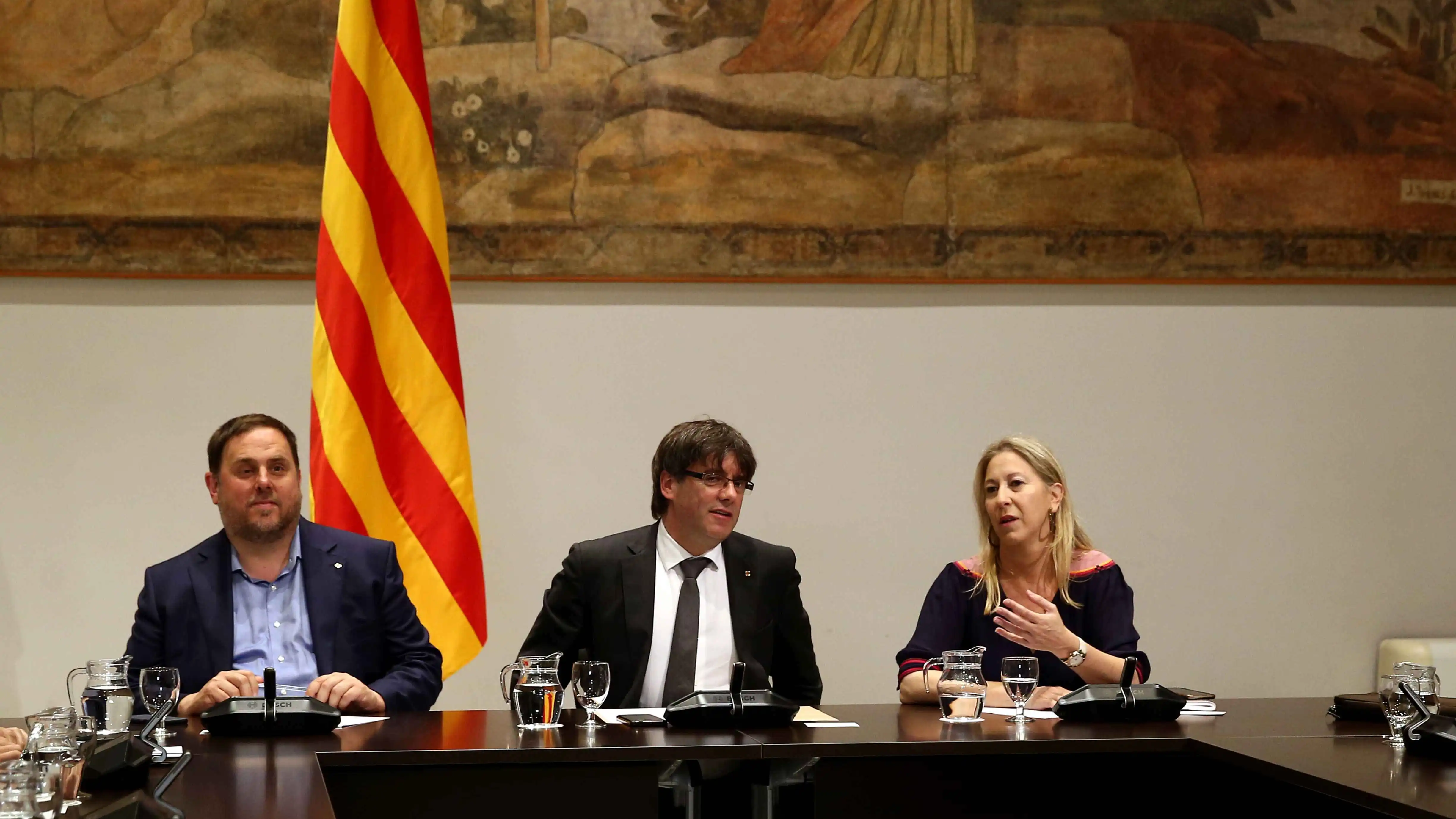 El presidente catalán, Carles Puigdemont (c), junto al vicepresidente del Govern, Oriol Junqueras (i) y la consellera de la Presidencia, Neus Munté