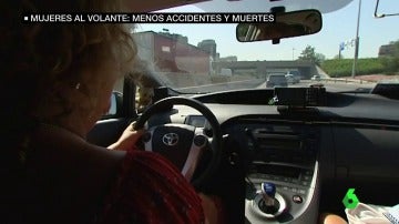 Una mujer conduciendo un coche