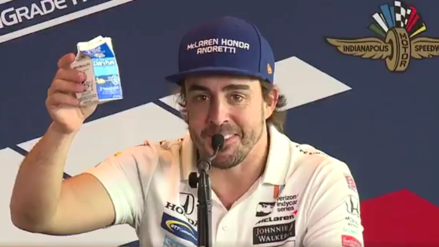 Alonso se despide de Indian&aacute;polis bebiendo leche